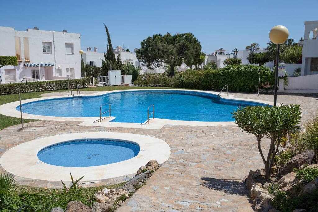 Espacioso apartamento de 3 cuartos con piscina: Villa en alquiler en Mojácar, Almería