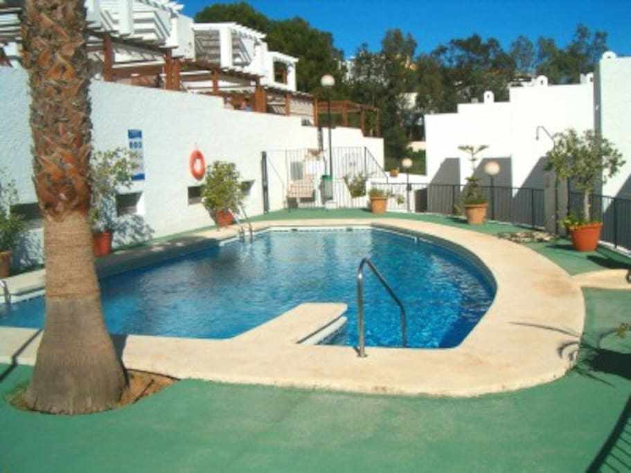 Apartamento a pocos metros de la playa con piscina