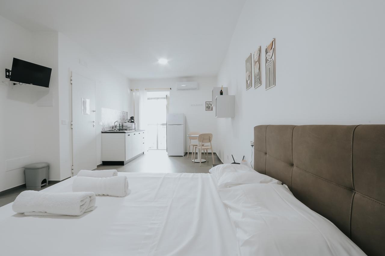 Leone Room 5