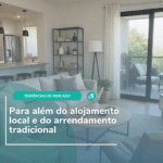 Sala de estar e cozinha de um imóvel moderno com potencial para coliving e flexliving em Portugal, ideal para nómadas digitais.